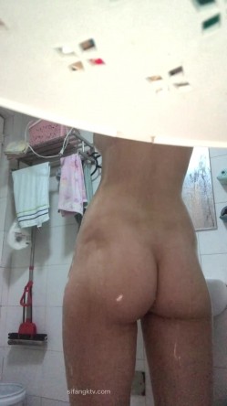 《贵在真实 ️洗澡偸拍》在哥哥家卫生间安装针孔偸拍小嫂子洗香香看完硬死了，脱光后嫂子的身材太正点了，羡慕死哥哥啦 截图11