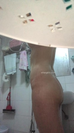 《贵在真实 ️洗澡偸拍》在哥哥家卫生间安装针孔偸拍小嫂子洗香香看完硬死了，脱光后嫂子的身材太正点了，羡慕死哥哥啦 截图15