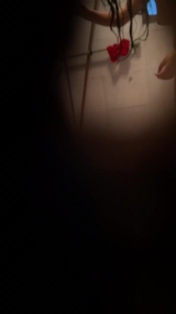 技术控缝隙洞中偷拍暗恋三年的女神洗澡，奶子太诱人了，好几次都想冲进去把她奸了 截图12