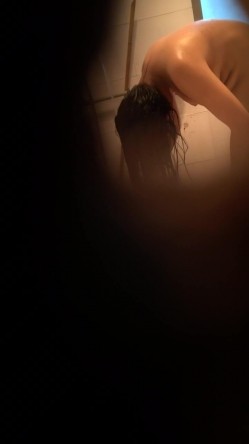 技术控缝隙洞中偷拍暗恋三年的女神洗澡，奶子太诱人了，好几次都想冲进去把她奸了 截图15