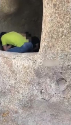 汤不热流出某大神博主把老婆绑在景区的石洞里叫来几个单男来玩，最后一炮射在最深处。 截图2