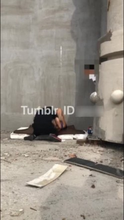 汤不热流出某大神博主把老婆绑在景区的石洞里叫来几个单男来玩，最后一炮射在最深处。 截图5