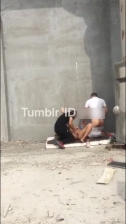 汤不热流出某大神博主把老婆绑在景区的石洞里叫来几个单男来玩，最后一炮射在最深处。 截图6