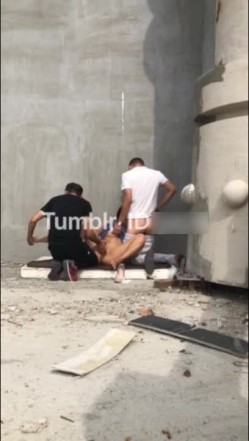 汤不热流出某大神博主把老婆绑在景区的石洞里叫来几个单男来玩，最后一炮射在最深处。 截图7