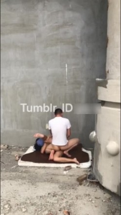 汤不热流出某大神博主把老婆绑在景区的石洞里叫来几个单男来玩，最后一炮射在最深处。 截图12