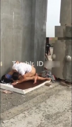 汤不热流出某大神博主把老婆绑在景区的石洞里叫来几个单男来玩，最后一炮射在最深处。 截图14