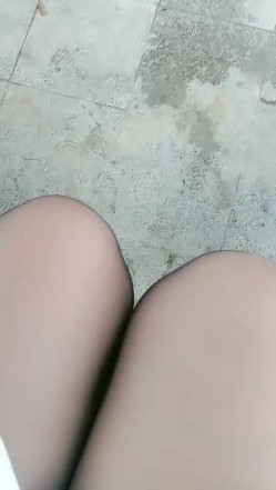 骚熟女户外公园真实勾搭小哥激情啪啪，逼里塞着跳蛋漏出奶子勾搭小哥，口交大鸡巴让小哥吃奶玩逼，激情车震 截图1