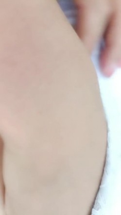 骚熟女户外公园真实勾搭小哥激情啪啪，逼里塞着跳蛋漏出奶子勾搭小哥，口交大鸡巴让小哥吃奶玩逼，激情车震 截图3