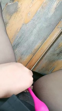 骚熟女户外公园真实勾搭小哥激情啪啪，逼里塞着跳蛋漏出奶子勾搭小哥，口交大鸡巴让小哥吃奶玩逼，激情车震 截图4