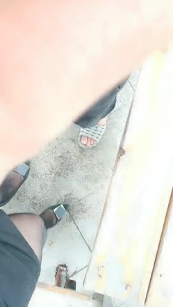 骚熟女户外公园真实勾搭小哥激情啪啪，逼里塞着跳蛋漏出奶子勾搭小哥，口交大鸡巴让小哥吃奶玩逼，激情车震 截图5