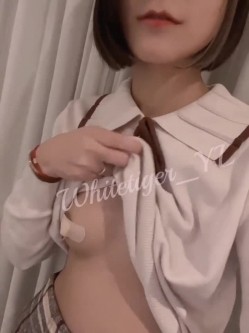 露脸才是王道！极品反差小浪女【白虎_YL】大胆私拍闹市人前露出口塞淫靡打炮调教样样齐全 截图9