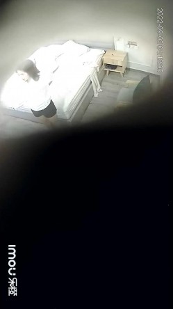 最新流出酒店偷拍 ️小哥半夜捡尸醉酒少妇嫂子开房大力得把她草醒 截图10