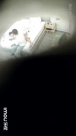 最新流出酒店偷拍 ️小哥半夜捡尸醉酒少妇嫂子开房大力得把她草醒 截图11