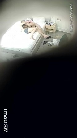 最新流出酒店偷拍 ️小哥半夜捡尸醉酒少妇嫂子开房大力得把她草醒 截图13