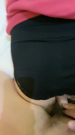 风骚的小少妇废话少说到了宾馆让小哥扒光舔弄大鸡巴吸蛋蛋，从奶子草到嘴里好骚啊，逼逼特写玩奶子各种抽插 截图3