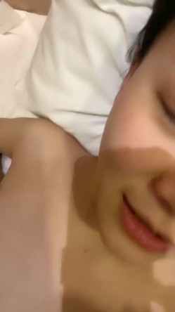 风骚的小少妇废话少说到了宾馆让小哥扒光舔弄大鸡巴吸蛋蛋，从奶子草到嘴里好骚啊，逼逼特写玩奶子各种抽插 截图5