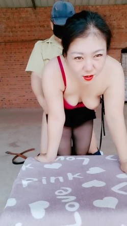 库房大爷爆草骚熟女，人老心不老口交大鸡巴舔她骚穴，开档黑丝全程露脸，小桌子上各种爆草抽插精彩不要错过 截图10