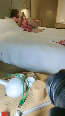 专业色影师，【情趣模特拍摄现场】，重金5000人民币，外约混血模特，现场拍摄，共进晚餐，换上情趣肚兜，中西结合精彩香艳，对白精彩 截图1