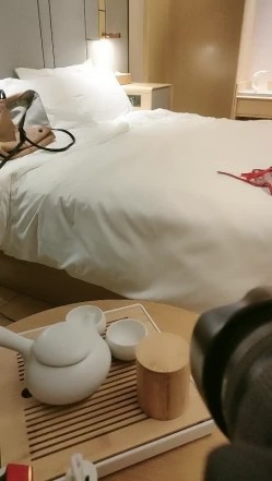 专业色影师，【情趣模特拍摄现场】，重金5000人民币，外约混血模特，现场拍摄，共进晚餐，换上情趣肚兜，中西结合精彩香艳，对白精彩 截图3