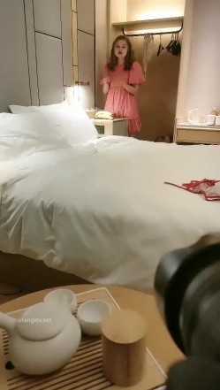 专业色影师，【情趣模特拍摄现场】，重金5000人民币，外约混血模特，现场拍摄，共进晚餐，换上情趣肚兜，中西结合精彩香艳，对白精彩 截图4