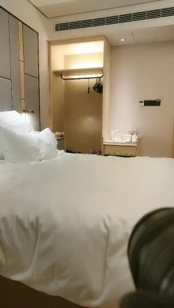 专业色影师，【情趣模特拍摄现场】，重金5000人民币，外约混血模特，现场拍摄，共进晚餐，换上情趣肚兜，中西结合精彩香艳，对白精彩 截图13