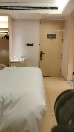 专业色影师，【情趣模特拍摄现场】，重金5000人民币，外约混血模特，现场拍摄，共进晚餐，换上情趣肚兜，中西结合精彩香艳，对白精彩 截图14