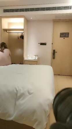 专业色影师，【情趣模特拍摄现场】，重金5000人民币，外约混血模特，现场拍摄，共进晚餐，换上情趣肚兜，中西结合精彩香艳，对白精彩 截图15