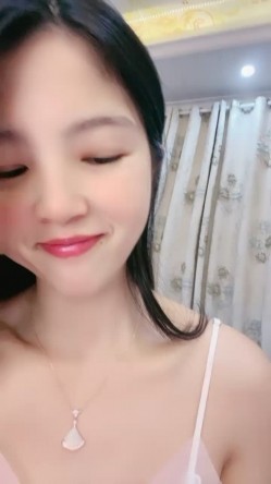 超甜美良家少妇型！性感睡衣喜欢玩诱惑！吊带黑丝美腿，翘起猛扣骚逼，太骚了看的观众流鼻血 截图1