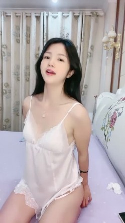 超甜美良家少妇型！性感睡衣喜欢玩诱惑！吊带黑丝美腿，翘起猛扣骚逼，太骚了看的观众流鼻血 截图2