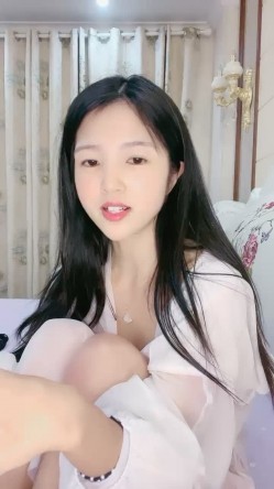 超甜美良家少妇型！性感睡衣喜欢玩诱惑！吊带黑丝美腿，翘起猛扣骚逼，太骚了看的观众流鼻血 截图4