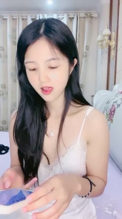 超甜美良家少妇型！性感睡衣喜欢玩诱惑！吊带黑丝美腿，翘起猛扣骚逼，太骚了看的观众流鼻血 截图5