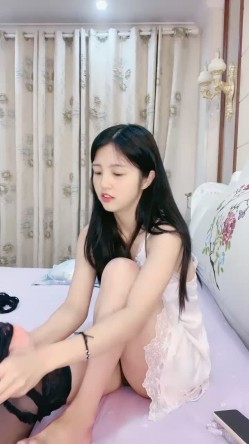 超甜美良家少妇型！性感睡衣喜欢玩诱惑！吊带黑丝美腿，翘起猛扣骚逼，太骚了看的观众流鼻血 截图6
