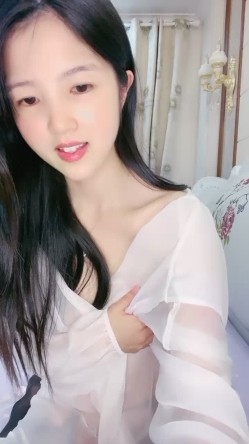 超甜美良家少妇型！性感睡衣喜欢玩诱惑！吊带黑丝美腿，翘起猛扣骚逼，太骚了看的观众流鼻血 截图9
