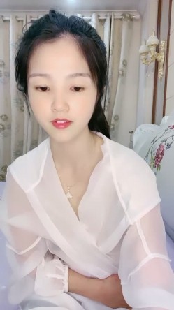 超甜美良家少妇型！性感睡衣喜欢玩诱惑！吊带黑丝美腿，翘起猛扣骚逼，太骚了看的观众流鼻血 截图11