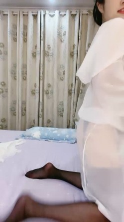 超甜美良家少妇型！性感睡衣喜欢玩诱惑！吊带黑丝美腿，翘起猛扣骚逼，太骚了看的观众流鼻血 截图13