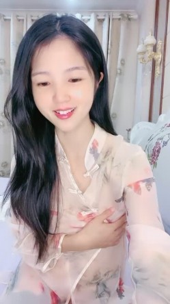 超甜美良家少妇型！性感睡衣喜欢玩诱惑！吊带黑丝美腿，翘起猛扣骚逼，太骚了看的观众流鼻血 截图14