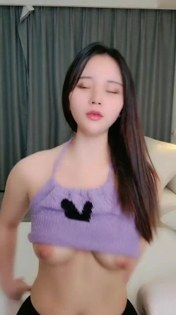 剧情演绎粉穴极品美女勾搭楼下奶茶店老板，听说鼻子大下面也大让我看看，开档黑丝舔奶扣逼，上位骑乘操几下软了 截图4