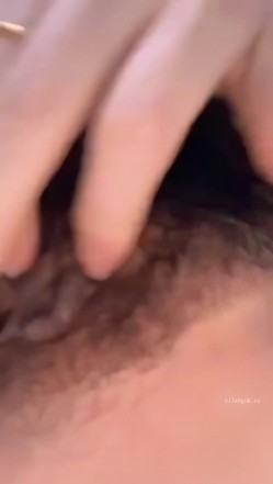 最新快手泄密！露脸风骚多毛骚少妇【糯米】高价定制，脸穴同框自X特写 截图10