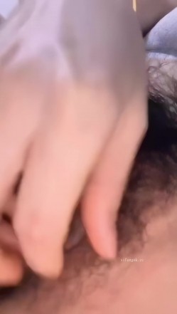 最新快手泄密！露脸风骚多毛骚少妇【糯米】高价定制，脸穴同框自X特写 截图11