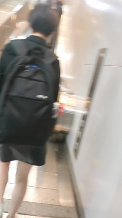 【精品CD】牛人大神尾随抄底 ️极品反差气质妹子，外表清纯，内心闷骚，超诱惑情趣吊带丁字裤 截图1