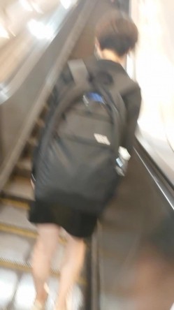 【精品CD】牛人大神尾随抄底 ️极品反差气质妹子，外表清纯，内心闷骚，超诱惑情趣吊带丁字裤 截图2