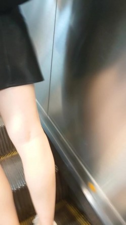 【精品CD】牛人大神尾随抄底 ️极品反差气质妹子，外表清纯，内心闷骚，超诱惑情趣吊带丁字裤 截图3