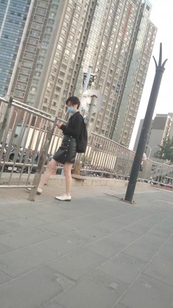 【精品CD】牛人大神尾随抄底 ️极品反差气质妹子，外表清纯，内心闷骚，超诱惑情趣吊带丁字裤 截图15