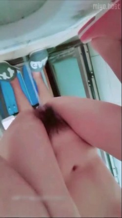 可爱吊钟乳大奶短发萌妹,大姨妈来了还坚持和男友啪啪,蹲马桶上血流不止 截图14