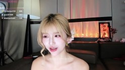 超人气美少女【Kiki-2025】空姐制服诱惑~丝袜~道具自慰喷水 截图6
