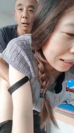 中年夫妻激情啪啪，全程露脸玩的嗨草的猛，不带套做爱，淫声荡语深喉口交大鸡巴，各种体位爆草蹂躏口爆吞精 截图2
