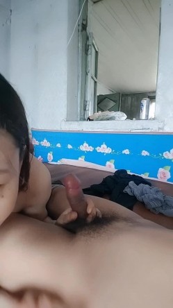 中年夫妻激情啪啪，全程露脸玩的嗨草的猛，不带套做爱，淫声荡语深喉口交大鸡巴，各种体位爆草蹂躏口爆吞精 截图7