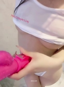 出道即巅峰，清纯新人，治愈系女神【周周不吃香菜】大尺度福利，揉逼揉奶道具自慰，露点骚叫 截图1