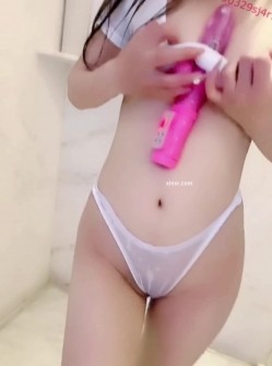 出道即巅峰，清纯新人，治愈系女神【周周不吃香菜】大尺度福利，揉逼揉奶道具自慰，露点骚叫 截图8