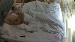 情趣酒店  新入住的中年夫妻 两人还玩上了暴力扯丝袜的戏码 好好的丝袜撕个洞 再狠狠的操进去 截图16